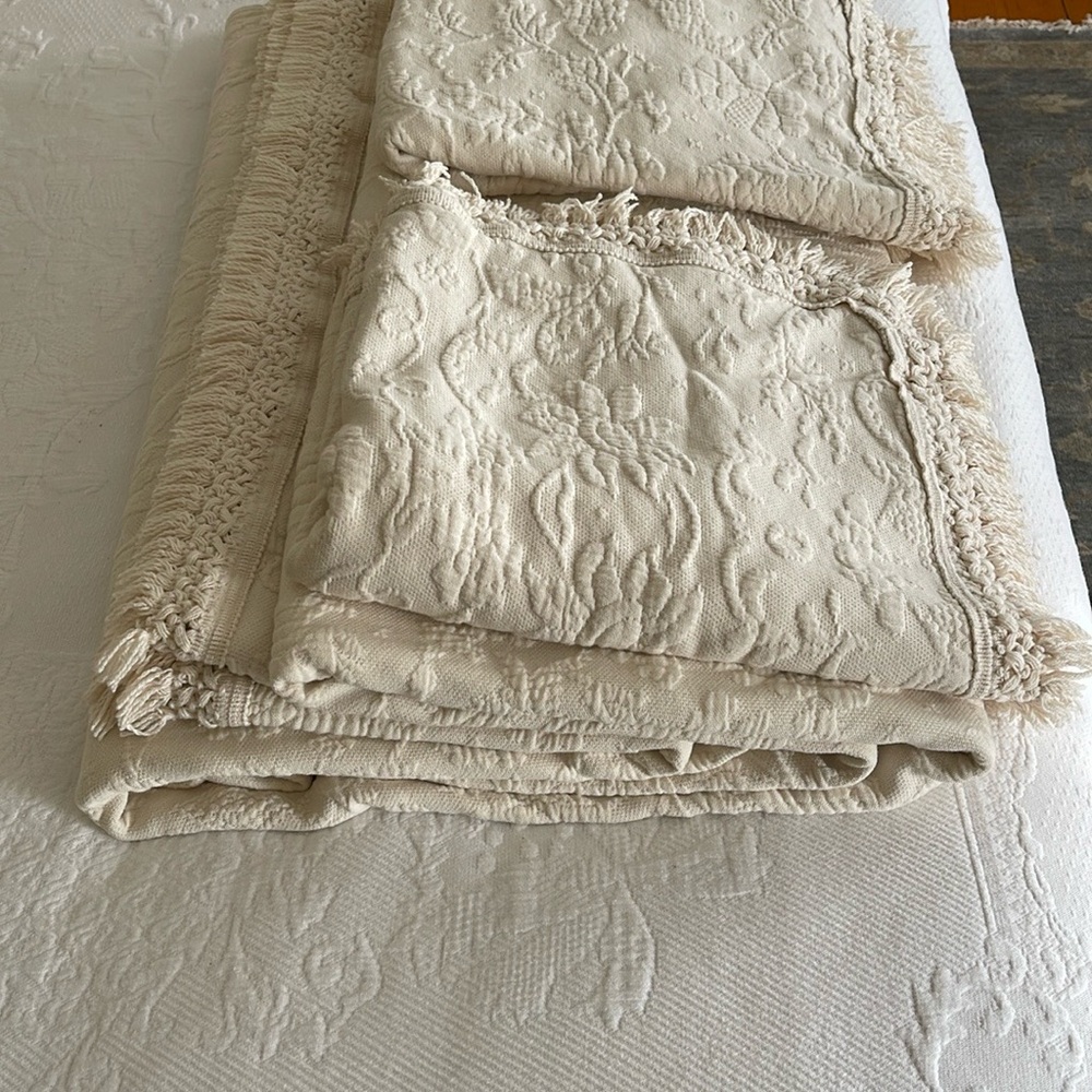 Bates Lisa’s Choice KING & 2 Shams NEW NEVER USED.